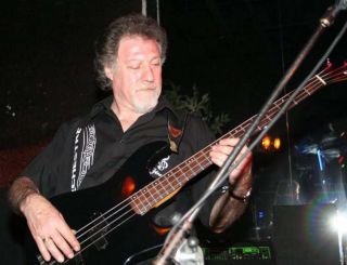 Gérard dit Gégé " Bassiste chanteur "